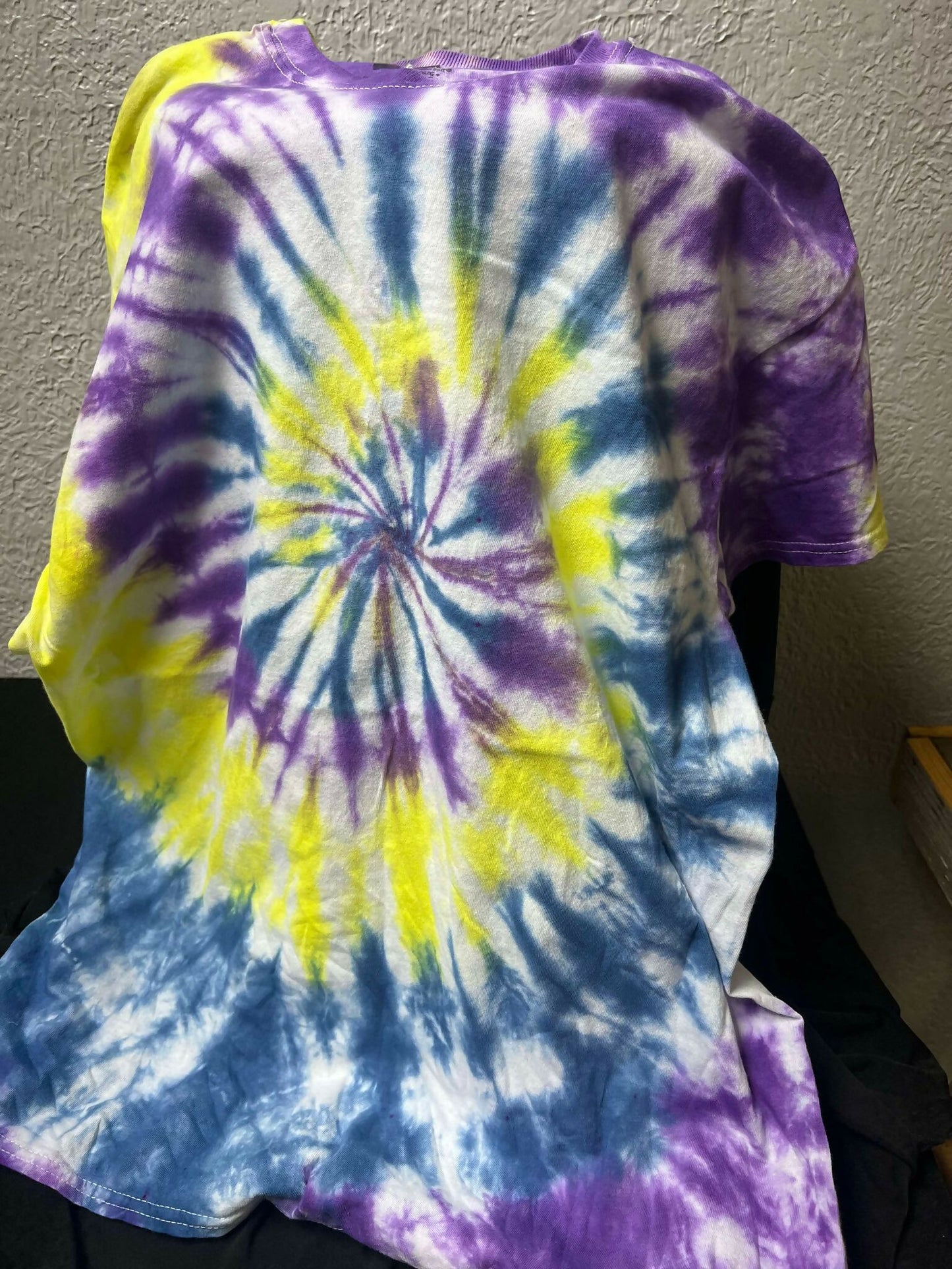 Tie dye men's Large Spiral purple/blue/yellow